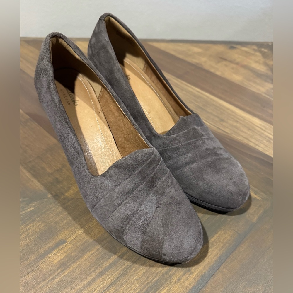 Clarks Heels Womens 9.5 M Delsie Joy Casual Slip On Pumps 26101631 Taupe Suede